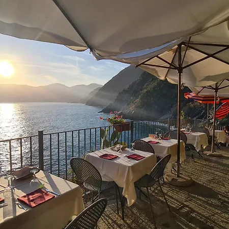 Marina Apartment, Unique, Authentic, Beachfront, 2 Aircondo Bdr , 2bht, Easy To Train Or 300mt Walk From Private Parking Apartment Vernazza