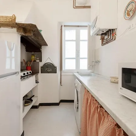 Marina Apartment, Unique, Authentic, Beachfront, 2 Aircondo Bdr , 2bht, Easy To Train Or From Private Parking