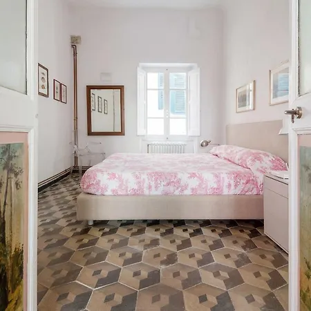 Marina Apartment, Unique, Authentic, Beachfront, 2 Aircondo Bdr , 2bht, Easy To Train Or From Private Parking Vernazza