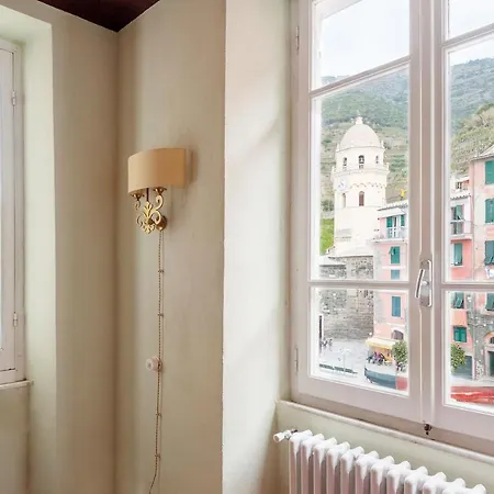 Marina Apartment, Unique, Authentic, Beachfront, 2 Aircondo Bdr , 2bht, Easy To Train Or From Private Parking Vernazza